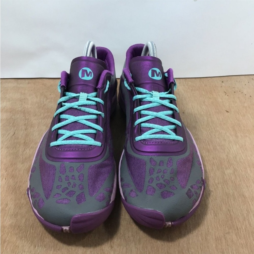 Tennis shoes